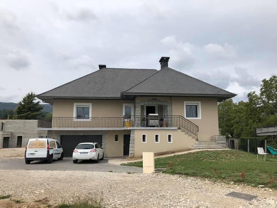 Ravalement de facade de maison en Haute-Savoie par REY PEINTURE