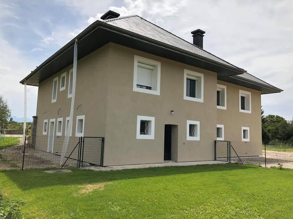 Ravalement et peinture de facade de maison en Haute-Savoie par REY PEINTURE
